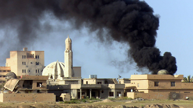 קרבות בין צבא עיראק לדאעש בעיר תיכרית (צילום: EPA) (צילום: EPA)