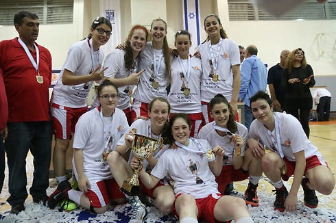 וקבוצת נערות עם הסרוויס (צילום: לילך וייס, איגוד הכדורסל) (צילום: לילך וייס, איגוד הכדורסל)