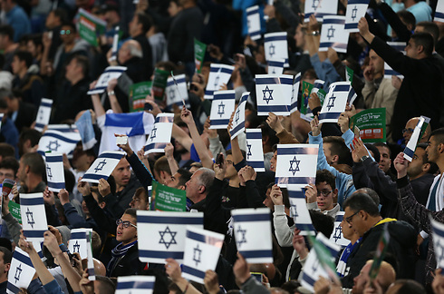 אוהדי נבחרת ישראל מעודדים (צילום: אורן אהרוני) (צילום: אורן אהרוני)