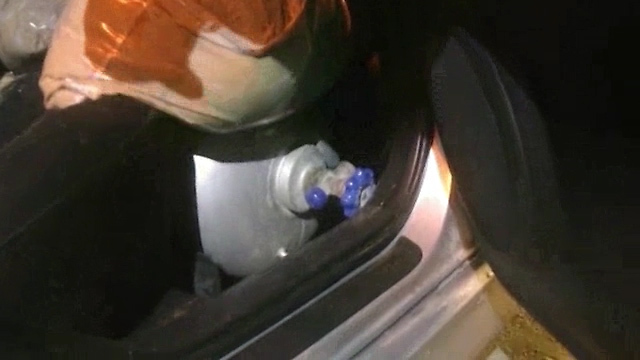 בלוני גז וכדוריות. חלקה הפנימי של מכונית התופת (צילום: רועי עידן) (צילום: רועי עידן)