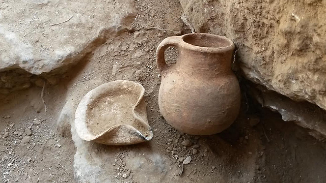 An oil lamp and a ceramic jar that date to the Iron Age, which were discovered in the cave (Photo: IAA)