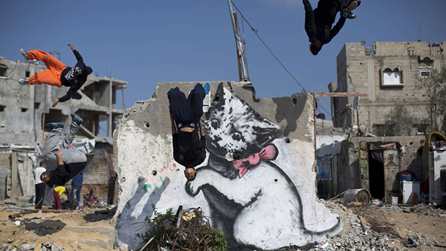 מציוריו של בנקסי על שרידי הבתים בעזה (צילום: AFP) (צילום: AFP)