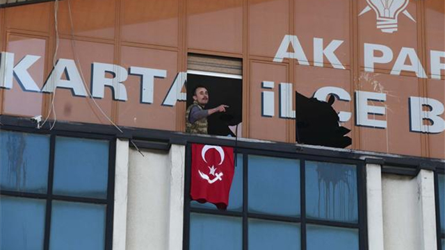 החמוש במטה מפלגת השלטון, היום בצהריים. צילום מתוך העיתון הטורקי "הורייט" ()