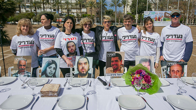 הסדר של משפחות הנעדרים בכיכר רבין, היום.  (צילום: עידו ארז) (צילום: עידו ארז)