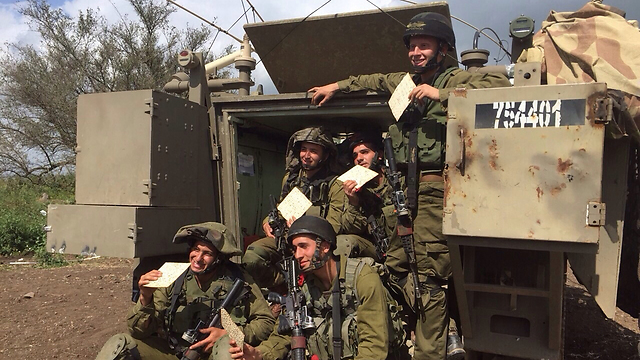 IDF soldiers eat matzah at base (Photo: IDF Spokesperson's Unit) (Photo: IDF Spokesperson's Unit)