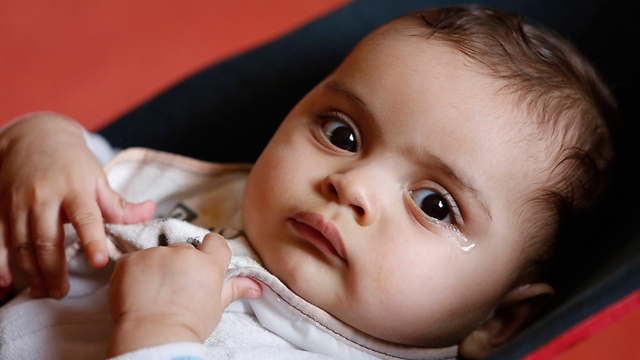 תינוק לאם חד-הורית בבית ילדים בקזבלנקה (צילום: AP) (צילום: AP)