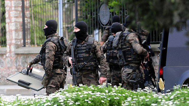 כוח מיוחד של משטרת טורקיה ליד מטה המשטרה המרכזי באיסטנבול (צילום: AFP) (צילום: AFP)