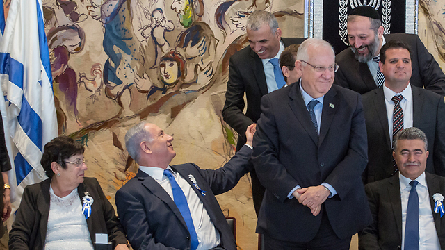 Netanyahu and Kahlon at the Knesset swearing-in ceremony. Asked to make good on pledge. (Photo: Emil Salman)