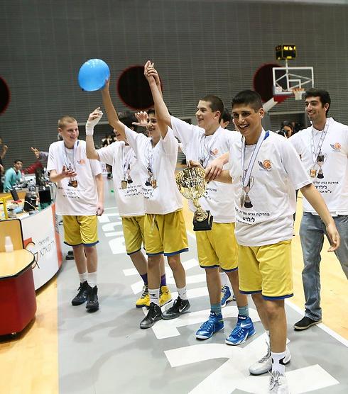 שחקני קבוצת הילדים של מכבי ת"א. החזירו את הגביע לארון הצהובים אחרי 16 שנים (צילום: עודד קרני, איגוד הכדורסל) (צילום: עודד קרני, איגוד הכדורסל)