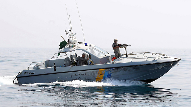 נחתו בנמל עדן התימני? ספינת משמר החופים של סעודיה באזור הגדול (צילום: AFP) (צילום: AFP)