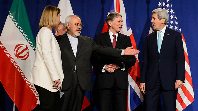 US Secretary of State John Kerry (R) with British Foreign Secretary Philip Hammond, Iran's Javed Zarif EU foreign policy chief Federica Mogherini (L) (Photo: AP) (Photo: AP)
