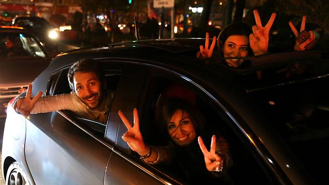 האיראנים חוגגים. הלילה (צילום: AP) (צילום: AP)