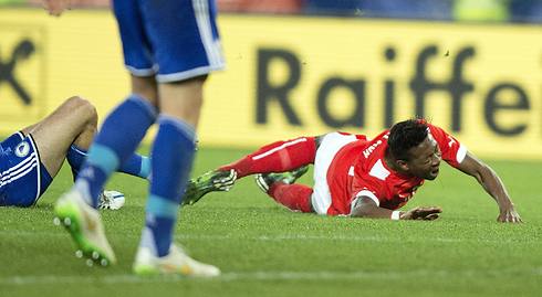 אלאבה בעת שנפצע במשחק מול בוסניה (צילום: AFP) (צילום: AFP)