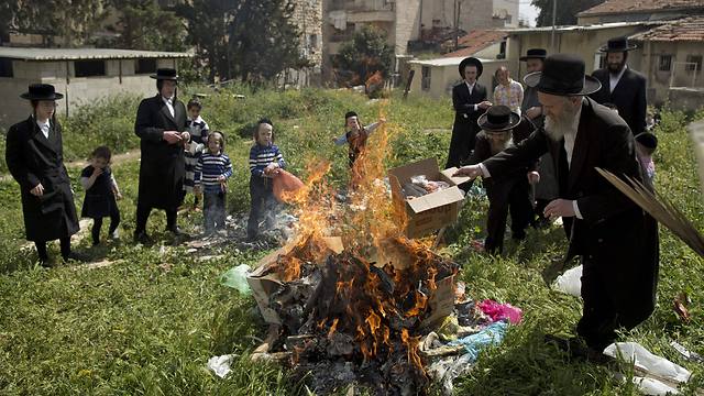 Ultra-Orthodox Jewish men burn leavened bread at Mea Shearim neighborhood in Jerusalem (Photo: EPA)