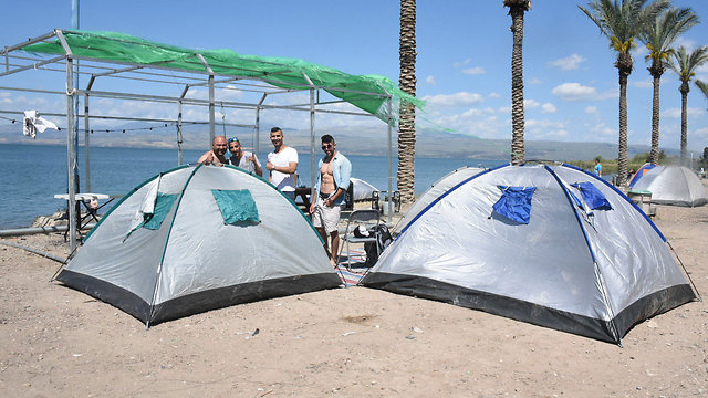 Visitors camping on the beaches of the Sea of Galilee (Photo: Aviyahu Shapira)