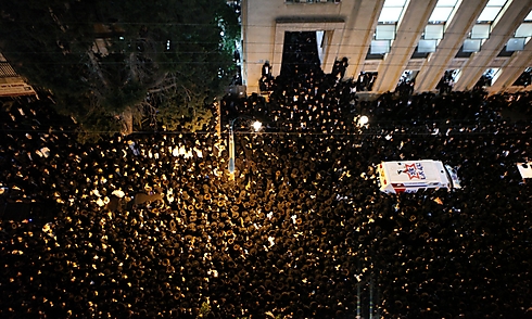 Tens of thousands gathered to pay respects to the late rabbi (Photo: Shlomi Cohen/Kikar HaShabbat)