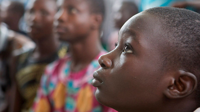 ילד צופה במשדר הבחירות לנשיאות ניגריה בלאגוס (צילום: רויטרס) (צילום: רויטרס)