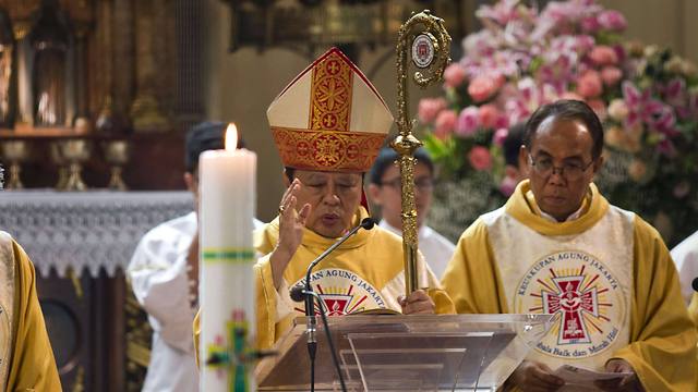 Jakarta Archbishop Ignatius Suharyo celebrates the Easter Sunday mass at the Jakarta cathedral (Photo: AFP)