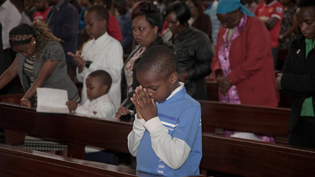 טקס אזכרה להרוגי הפיגוע בכנסייה בניירובי (צילום: AP) (צילום: AP)