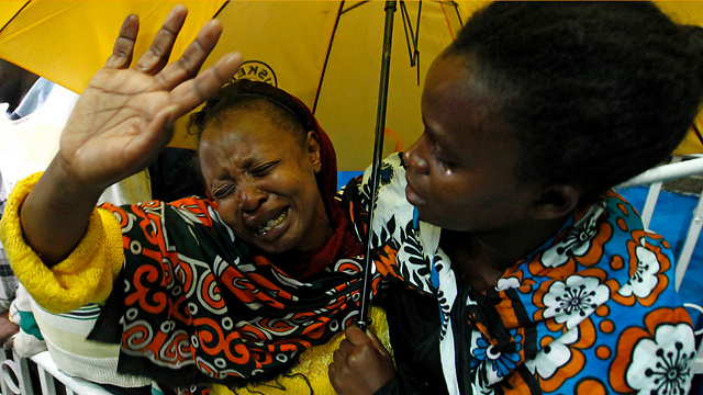 אישה קנייתית בוכה לאחר שבנה חולץ בחיים מהקמפוס בגאריסה (צילום: רויטרס) (צילום: רויטרס)