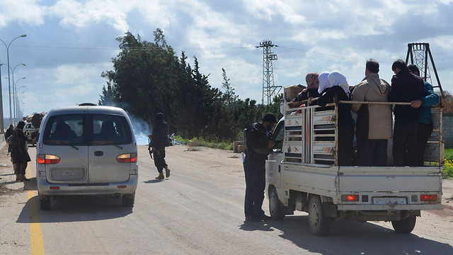 פעילי א-נוסרה במחסום דרכים באידליב (צילום: רויטרס) (צילום: רויטרס)
