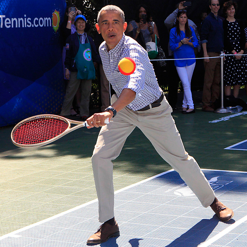 מתאמן בטניס, לקראת המשך הדו-קרב עם נתניהו (צילום: EPA) (צילום: EPA)