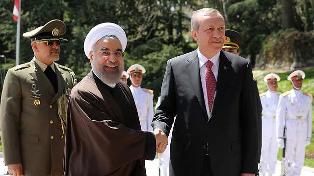 נשיא טורקיה ארדואן ונשיא איראן רוחאני בעת פגישתם בטהרן (צילום: AFP) (צילום: AFP)