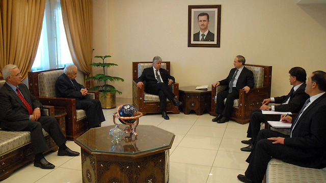 Meeting in Damascus between Palestinian envoys and Syria's deputy foreign minister (Photo: AFP)