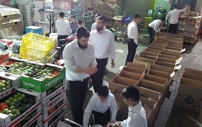 איציק והמתנדבים מארגנים סלי מזון לחג עבור משפחות נזקקות ()
