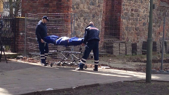 The body of the unidentified man is removed from the monastery grounds (Photo: Spreepicture) (Photo: Spreepicture)