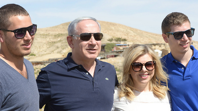 Netanyahu and family on trip to southern Israel. (Photo: Amos Ben Gershom / GPO)