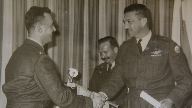 אביגדור (משמאל) עם עזר ויצמן, בעת שירותו בחיל האוויר (צילום: ג'ורג' גינסברג) (צילום: ג'ורג' גינסברג)