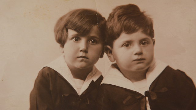 אביגדור ואחותו. גם סבתו, דודותיו וילדיהן נרצחו על ידי הנאצים (צילום: ג'ורג' גינסברג) (צילום: ג'ורג' גינסברג)