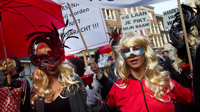 מחאת נשים העובדות בחלונות האדומים נגד סגירתם ב-2015 (צילום: AP) (צילום: AP)