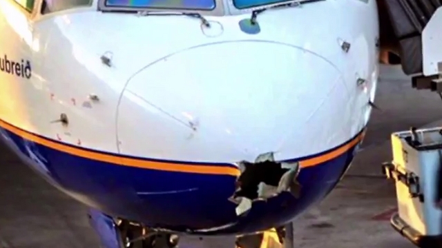 "כל המטוס רעד". החור שנפער במטוס מפגיעת הברק (צילום: מתוך youtube) (צילום: מתוך youtube)