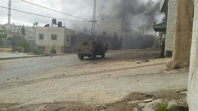 IDF vehicle in Beit Omar (Photo: 24/7 News)