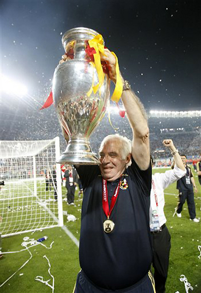 מנדיונדו היה עוזרו של אראגונס בנבחרת ספרד המופלאה שזכתה ביורו 2008 (צילום: AP) (צילום: AP)