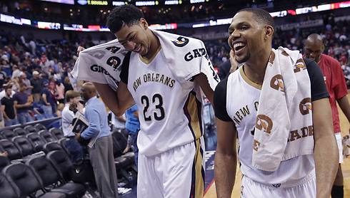 דייויס וגורדון יכולים לשחרר חיוך אחרי הניצחון על פיניקס (צילום: AP) (צילום: AP)