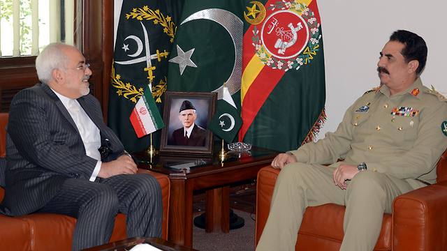 Iranian Foreign Minister Zarif meets with Pakistan army chief General Sharif in Islamabad (Photo: AFP)
