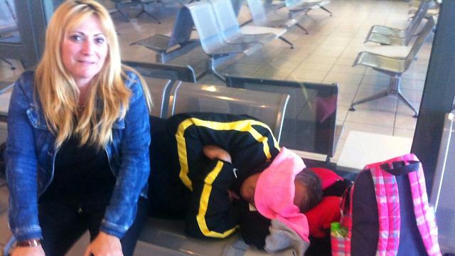 הנוסעים הישראלים בשדה התעופה ברודוס. "כולנו מתוסכלים" (צילום: אייל שטרק ) (צילום: אייל שטרק )