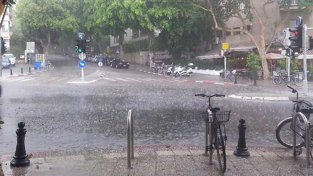 גשם שוטף ברחוב המלך ג'ורג' בתל אביב ()