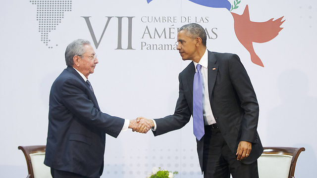 אובמה וקסטרו אחרי הפגישה ההיסטורית בפנמה (צילום: AP) (צילום: AP)