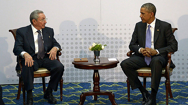 נשיאי ארה"ב וקובה בפגישה היסטורית מוקדם יותר השנה בפנמה (צילום: EPA) (צילום: EPA)