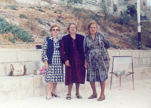 האחיות בביקור בירושלים בשנות ה-90 המוקדמות.משמאל לימין: נינה, תקווה וג'וליה ()