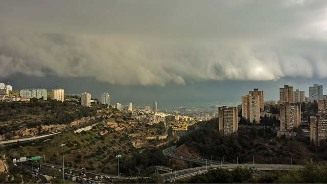 Haifa skyline on Saturday (Photo: Esti Katsav)