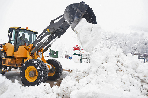 Clearing snow on Mount Hermon (Photo: Avihu Shapira)