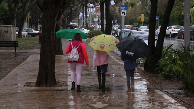 וגם המטריות נשלפו היום בתל אביב (צילום: מוטי קמחי) (צילום: מוטי קמחי)