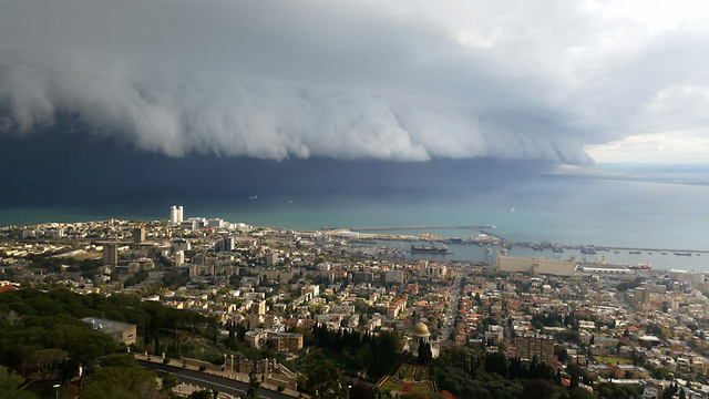 ענני סערה בחיפה (צילום: סאם רובין) (צילום: סאם רובין)