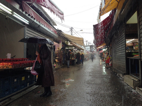 Carmel Market in Tel Aviv, where some brave souls took advantage of the lact of crowds (Photo: Roee Paltzman)