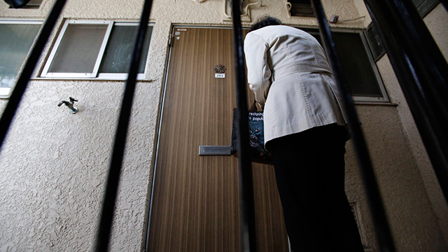 בעלת הבית בת ה-77 נועלת את דלת הדירה (צילום: רויטרס) (צילום: רויטרס)